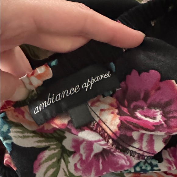 Floral Women's Casual Shorts - Picture 4 of 4